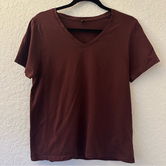 Uniqlo Tops - Uniqlo Maroon Short Sleeve Tee Size Medium